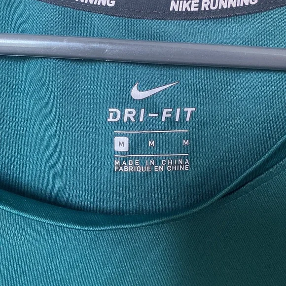 Shimmer Green Nike Running workout top size medium women’s like new condition - Picture 3 of 6